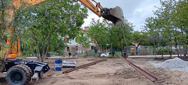 Excavadora en la parcela