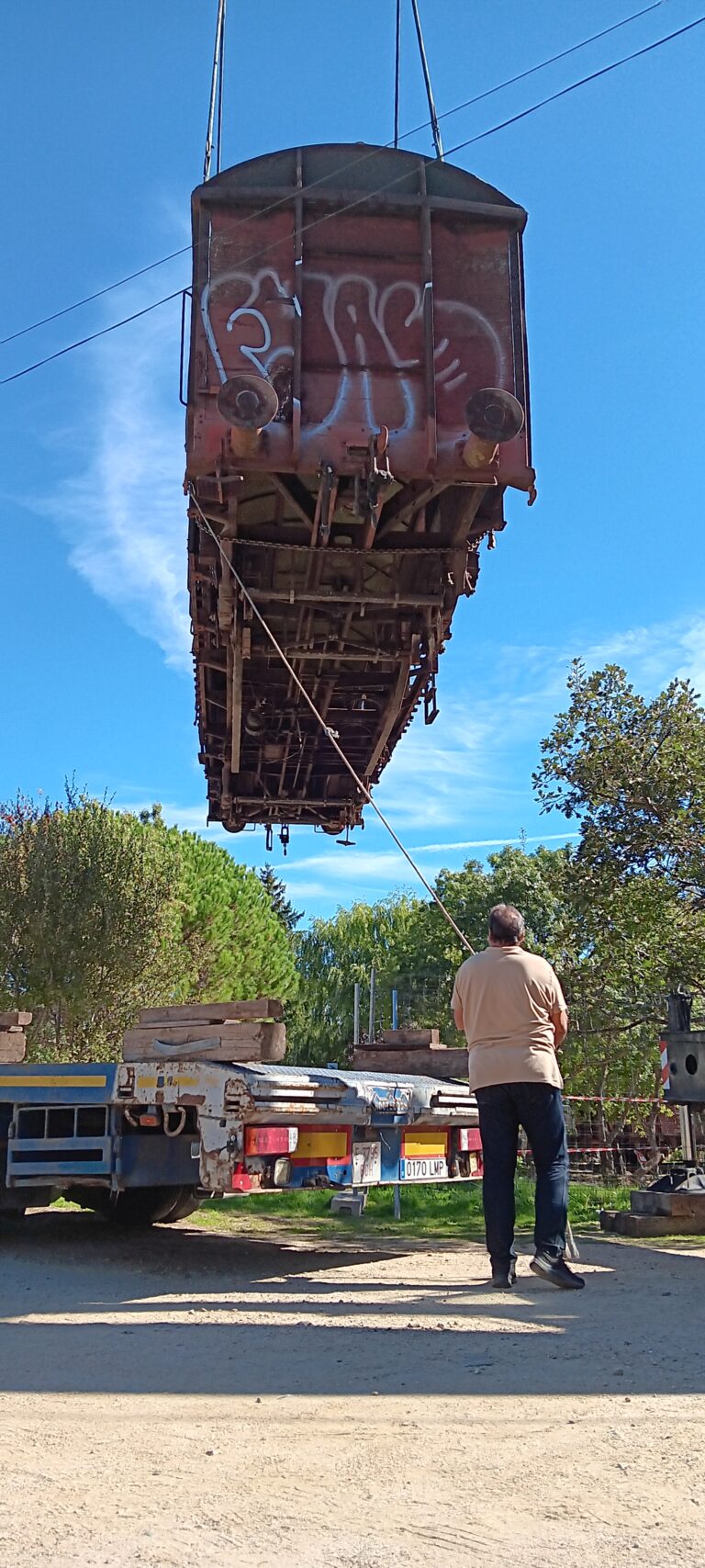 Vagón levantado por una grúa vista lateral