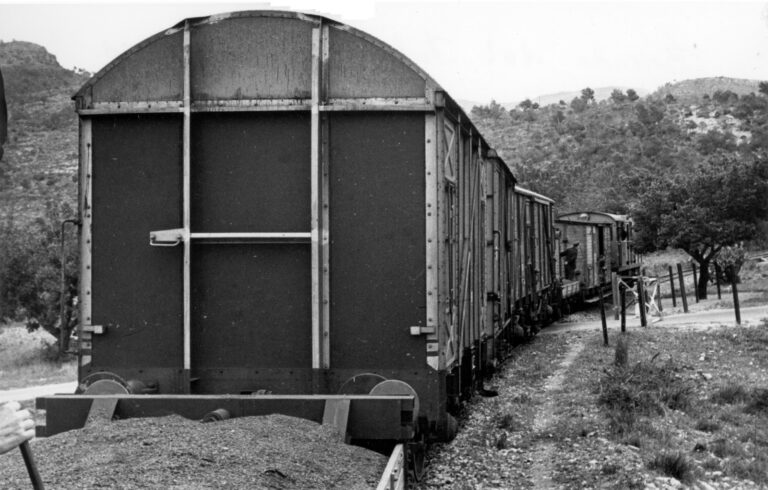 Bajando del Portichol a Valldigna, tren con vagones TRANFESA. 03-05-1963